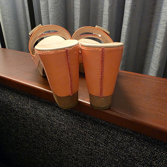 DIANE VON FURSTENBERG Peach Nectar PATENT LEATHER Wooden DVF LOGO Heeled Sandals - Picture 4 of 11